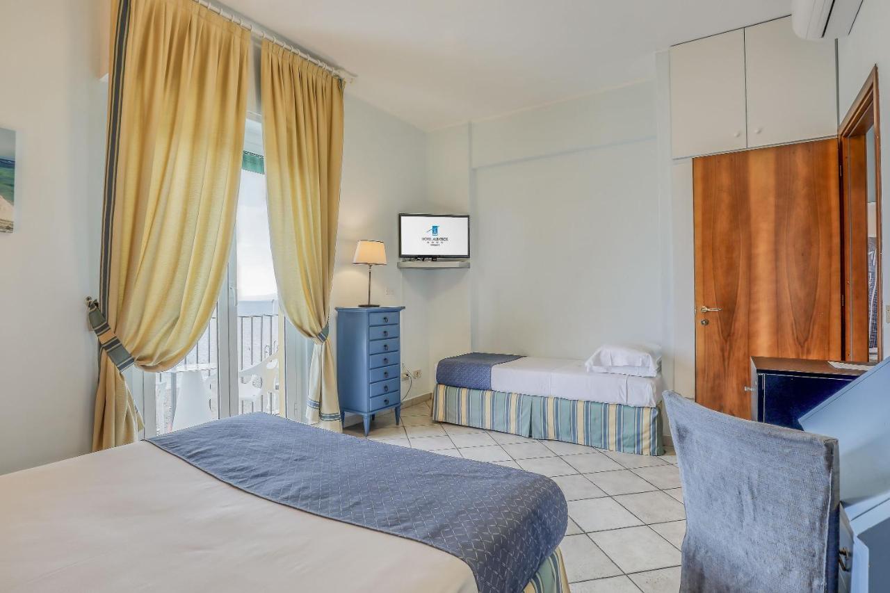 Hotel Albatros فاريغوتي المظهر الخارجي الصورة